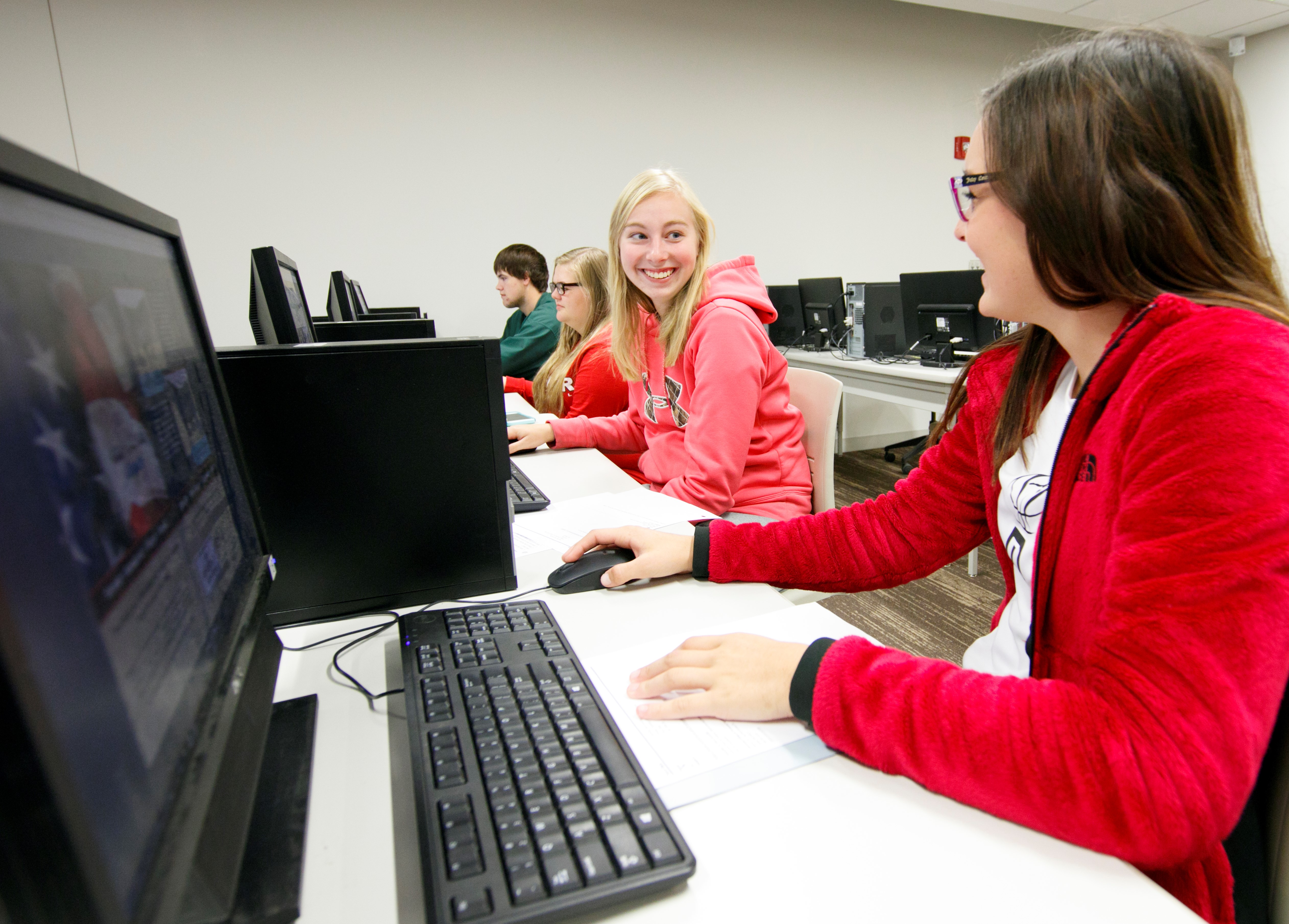 Students study in the computer lab at the Nebraska College of Technical Agriculture. (Craig Chandler / NCTA News Photo) 
