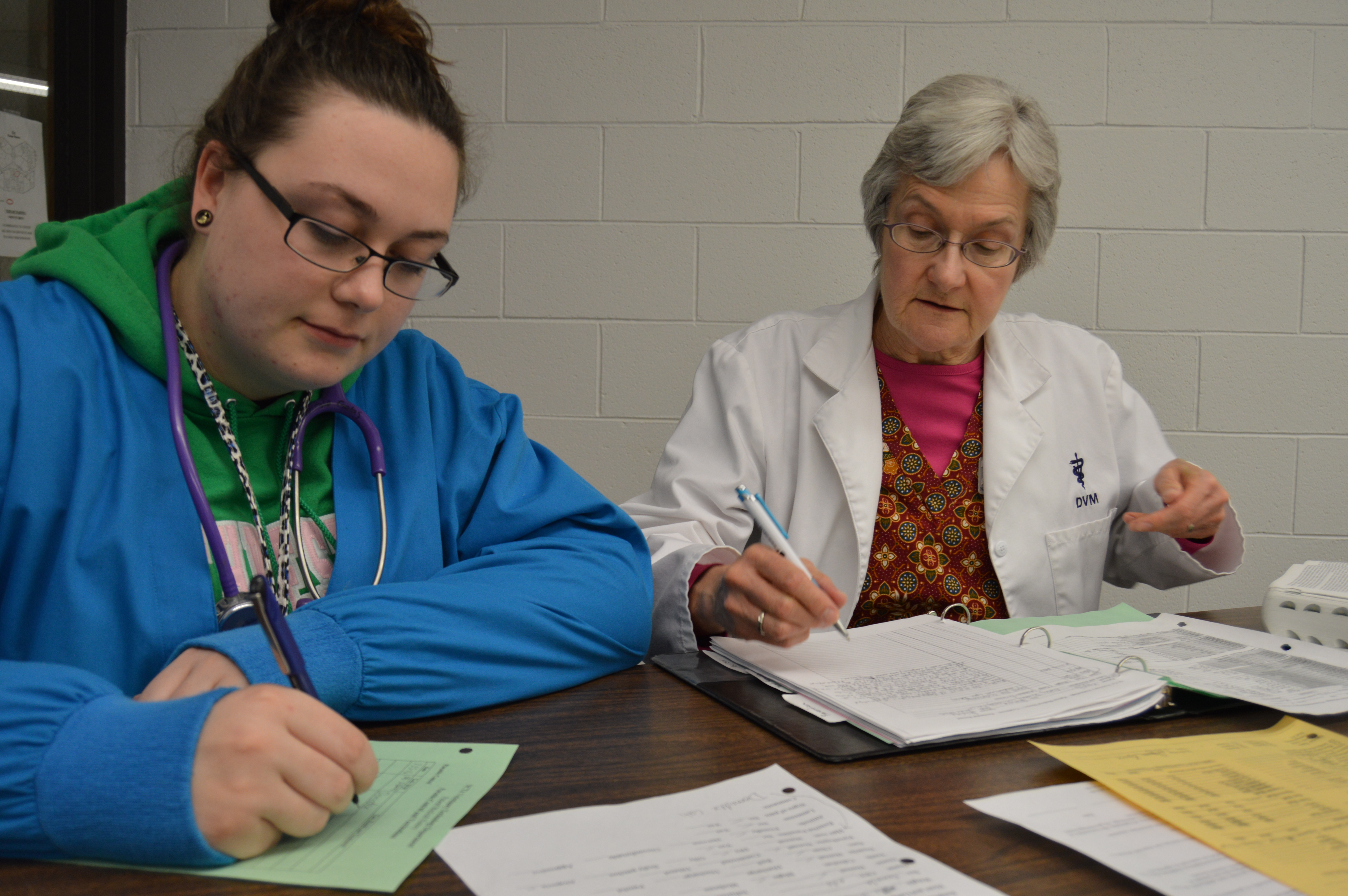 Ricky Sue Barnes, DVM, professor in the NCTA Veterinary Technology division, assists a student with surgery reports. (Crawford/NCTA News Photo)