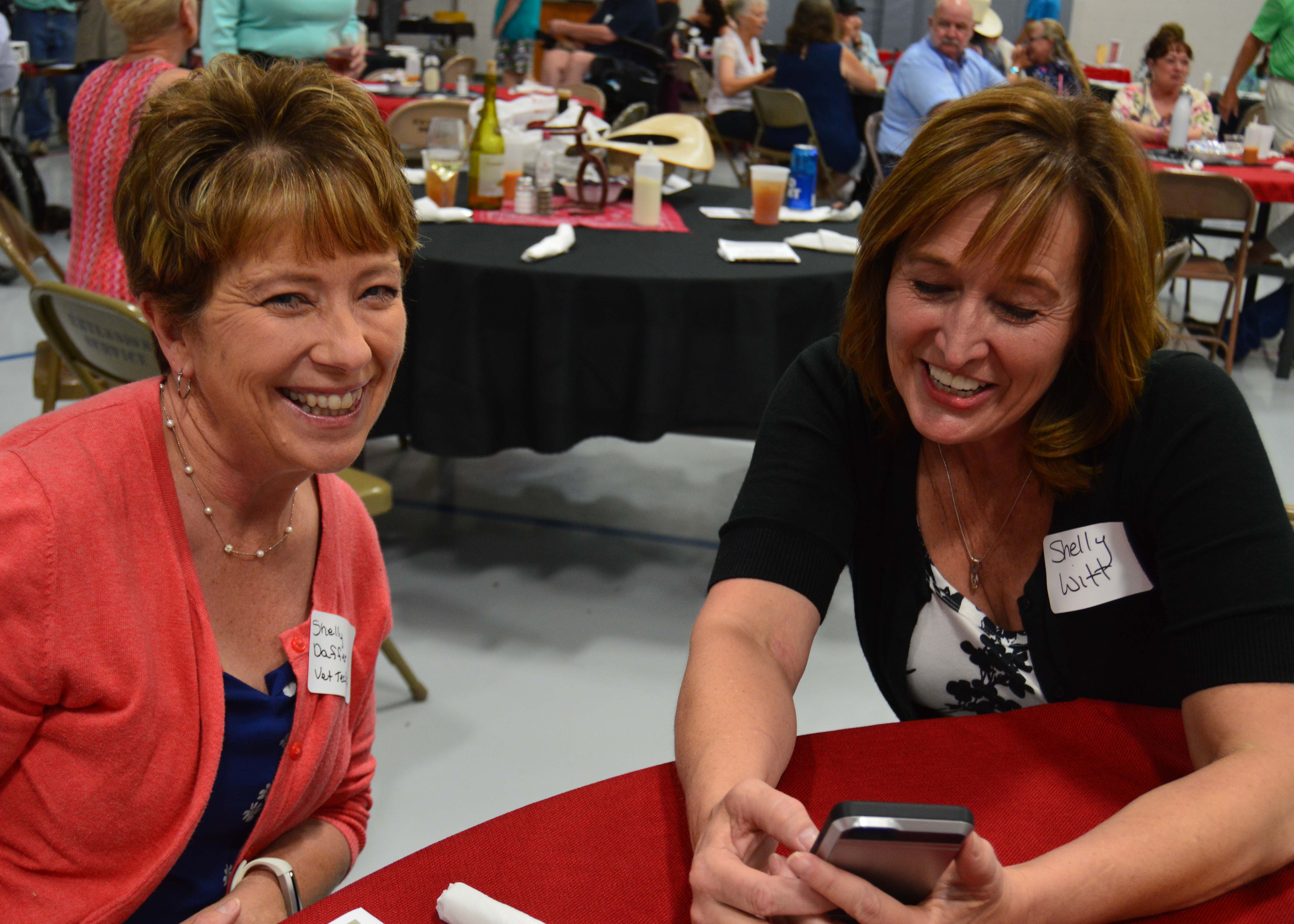 Shelly Daffer, left, and Shelly Witt share memories at the 2018 Aggie Alumni banquet. The 2019 meeting is June 22 in Broken Bow. (Crawford/NCTA News)