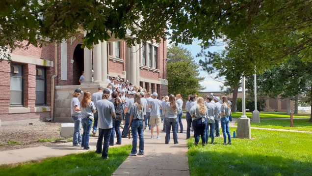 Aggies gather at the start of fall semester outside Ag Hall for 2021 New Student Orientation at the Nebraska College of Technical Agriculture. (Photo by Andela Taylor / NCTA News)